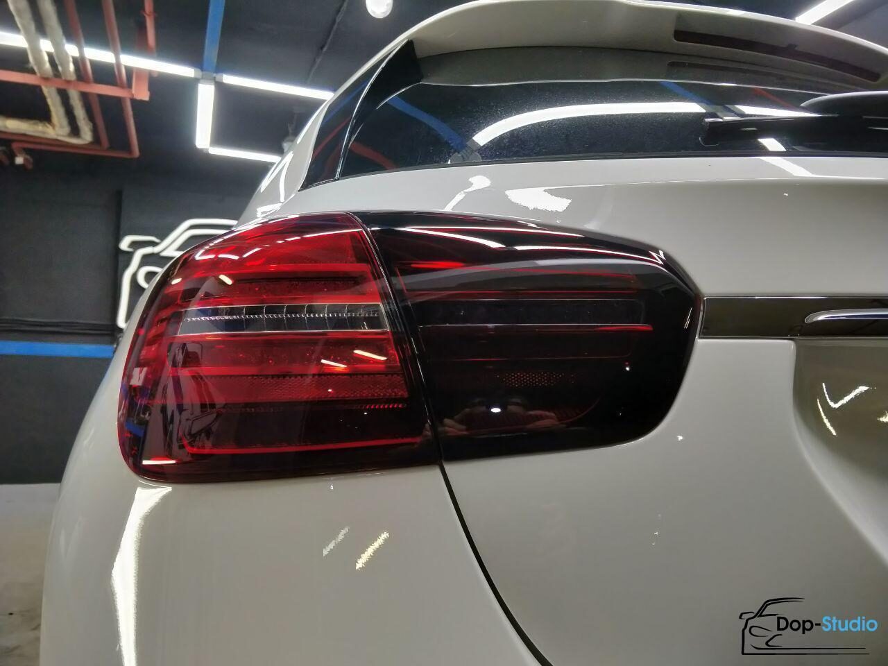 Доп студио. Mercedes GLA 2014 затемненные задние фонари. Stek DYNOSHADE задние фонари. Тонировка фонарей stek. Полиуретановая пленка для задних фонарей w213.